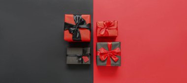 Siyah ve kırmızı zemin üzerinde hediye kutuları, üst görünüm