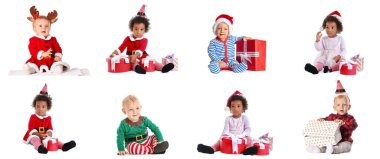Noel kostümlü, Noel Baba şapkalı ve beyaz arka planda hediyeleri olan bebekler.