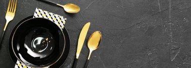 Koyu arkaplan üzerinde zarif tablo ayarları ve metin için boşluk