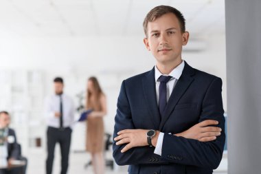 Genç banka müdürü ofiste çalışıyor.