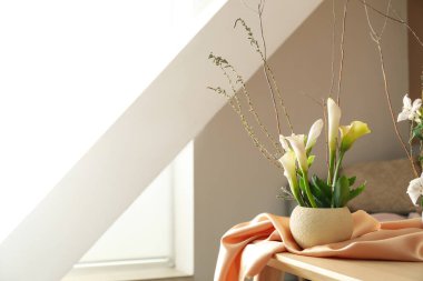 Oturma odasındaki masada güzel ikebana otları.