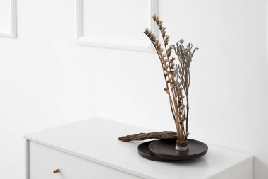 Açık duvarın yanındaki çekmecelerde güzel ikebana tabakları var.