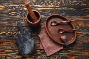 Koyu ahşap arka planda farklı mutfak malzemeleri.