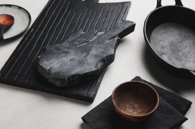 Beyaz arka planda farklı mutfak malzemeleri