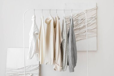 Kadın süveterleri asılıydı.