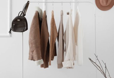 Kalın giysiler ve çantalarla ışık duvarının yanına dizilin.