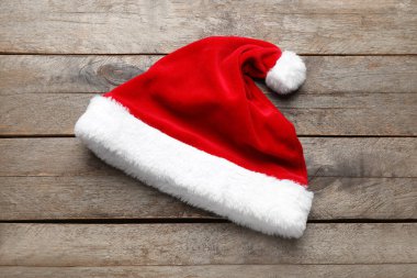 Ahşap arka planda Noel Baba şapkası