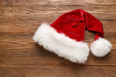 Ahşap arka planda Noel Baba şapkası