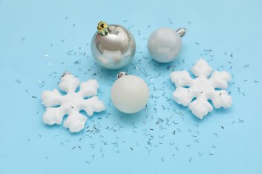 Renkli arka planda güzel Noel süslemeleri ve pulları