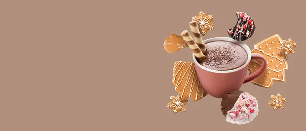 Fliegende Tasse Leckere Heiße Schokolade Mit Weihnachtsplätzchen Auf Braunem Hintergrund — Stockfoto