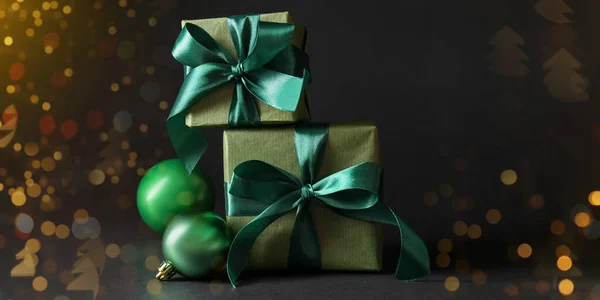 Hermosas Cajas Regalo Navidad Bolas Sobre Fondo Negro — Foto de Stock