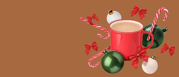 クリスマスの装飾とテキストのためのスペースと茶色の背景にキャンディーの缶とおいしいホットチョコレートのフライングカップ — ストック写真