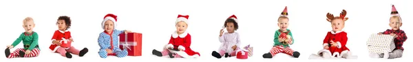 白い背景の贈り物やボールと クリスマスの衣装でかわいい赤ちゃんのコラージュ — ストック写真