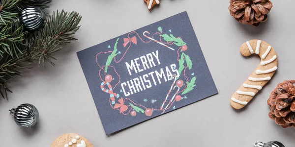 メリークリスマスのグリーティングカードとグレーの背景の装飾 — ストック写真
