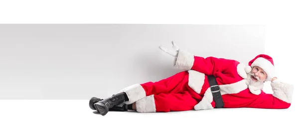 躺在床上的圣诞老人 白色上贴着空白的海报 — 图库照片
