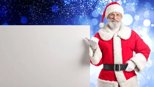 Санта Клаус Чистим Плакатом Синьому Фоні — стокове фото