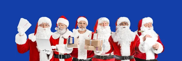 Багато Санта Клаусів Синьому Тлі — стокове фото