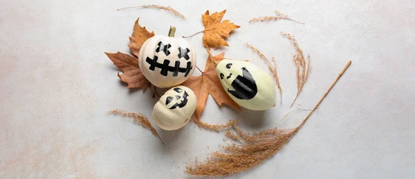 Összetétel Halloween Sütőtök Őszi Levelek Világos Háttér Felső Nézet — Stock Fotó