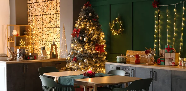 Modern Interior Kitchen Christmas Tree Glowing Garlands — Stock Photo, Image