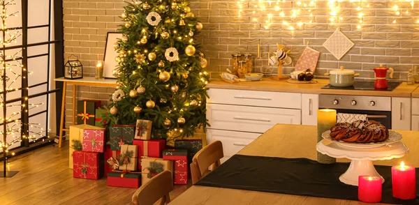 Interior Moderno Cozinha Com Árvore Natal Presentes Guirlandas Brilhantes — Fotografia de Stock