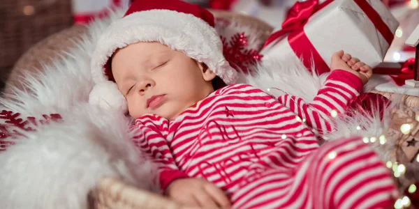 Bebé Bonito Com Chapéu Papai Noel Dormindo Cesta Casa Véspera — Fotografia de Stock