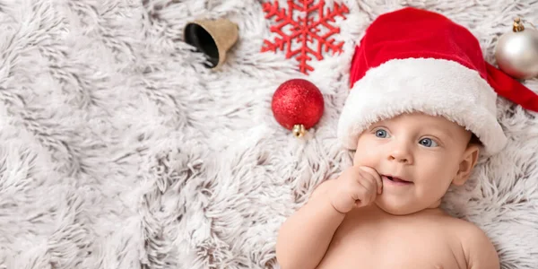 Bebê Bonito Chapéu Papai Noel Decoração Natal Deitado Xadrez Macio — Fotografia de Stock