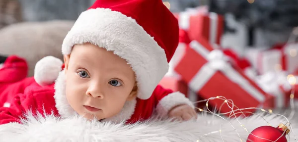 Bonito Bebê Traje Papai Noel Deitado Xadrez Casa Véspera Natal — Fotografia de Stock