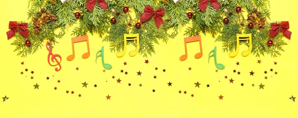 Nota Letreros Con Decoración Navidad Ramas Coníferas Sobre Fondo Amarillo —  Fotos de Stock