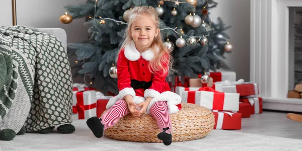 かわいいです女の子でサンタ衣装に家でクリスマスEve — ストック写真