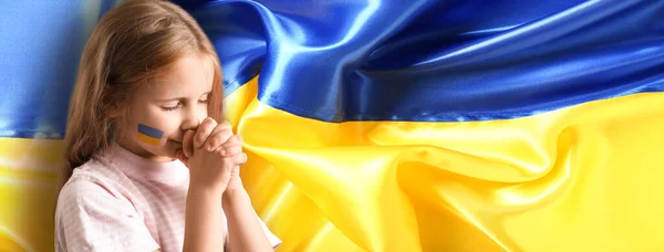 Молясь Маленькая Девочка Против Флага Украины — стоковое фото