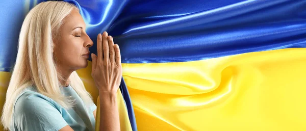 Orando Mulher Madura Contra Bandeira Ucrânia — Fotografia de Stock