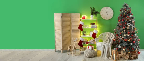 Interior Moderna Sala Estar Com Árvore Natal Móveis Decorações Perto — Fotografia de Stock