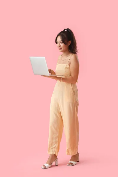 Young Asian Woman Using Laptop Pink Background — Stock Photo, Image
