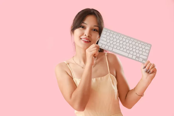 Ung Asiatisk Kvinna Med Dator Tangentbord Rosa Bakgrund — Stockfoto
