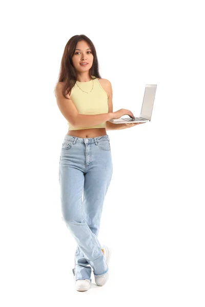 Giovane Donna Asiatica Utilizzando Laptop Sfondo Bianco — Foto Stock