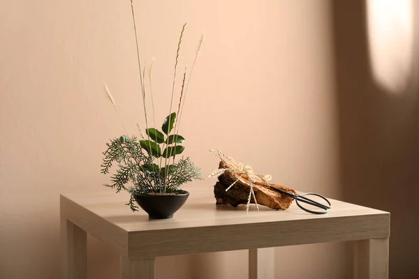 Γλάστρα Όμορφο Ikebana Φλοιό Δέντρου Και Ψαλίδι Στο Τραπέζι Κοντά — Φωτογραφία Αρχείου