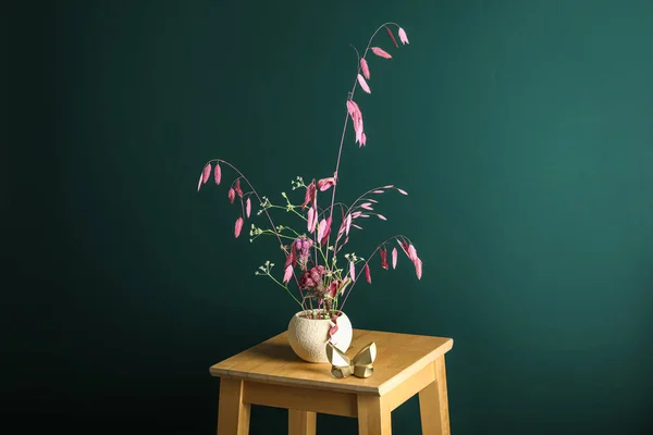 Γλάστρα Όμορφο Ikebana Σκαμπό Κοντά Στον Τοίχο Χρώμα — Φωτογραφία Αρχείου