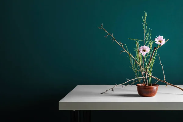 Pot Avec Belle Ikebana Sur Table Près Mur Couleur — Photo