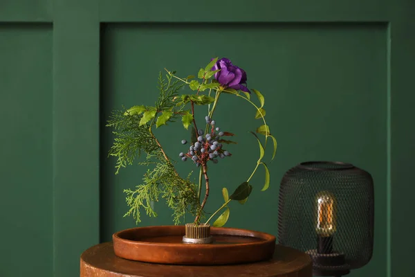 Миска Красивою Ікебаною Столі Біля Зеленої Стіни — стокове фото