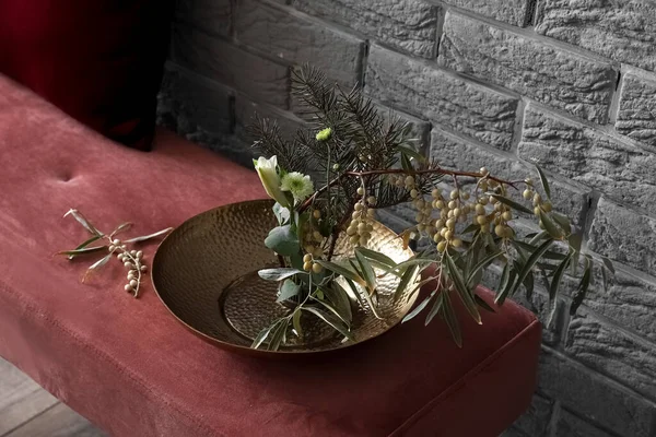 在灰砖墙附近的柔软长椅上 有漂亮的鹰嘴豆的碗 特写镜头 — 图库照片