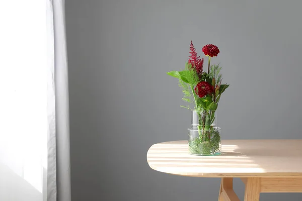 Gri Duvarın Yanındaki Masada Güzel Ikebana Vazosu Var — Stok fotoğraf