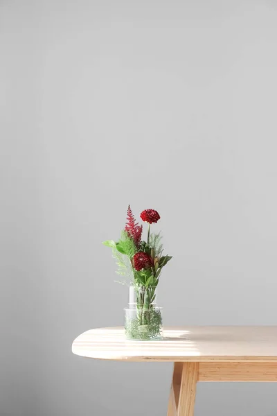 Váza Krásnou Ikebanou Stole Šedé Zdi — Stock fotografie