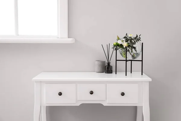 Schöne Ikebana Kerze Und Schilf Diffusor Auf Tisch Der Nähe — Stockfoto