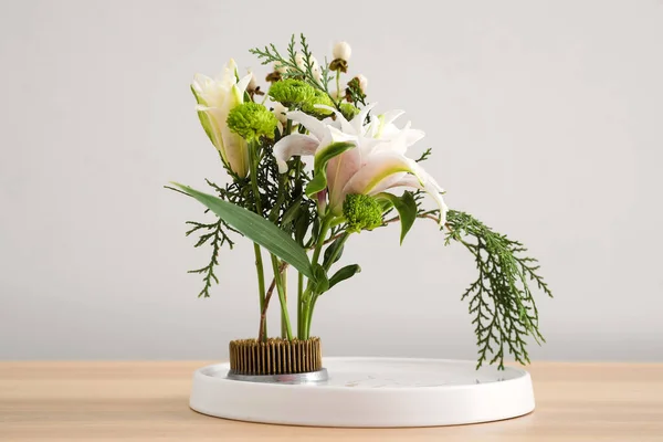 Schöne Ikebana Auf Holztisch Der Nähe Von Lichtwand — Stockfoto