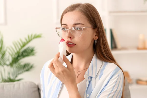 Mujer Joven Limpiando Hemorragia Nasal Con Tejido Casa Primer Plano — Foto de Stock