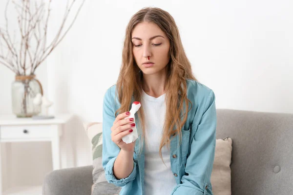 自宅で鼻血と組織を持つ若い女性 — ストック写真
