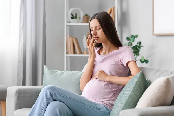 Junge Schwangere Mit Nasenbluten Hause — Stockfoto