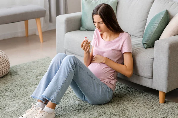 Young Pregnant Woman Nosebleed Tissue Home — Stock Photo, Image