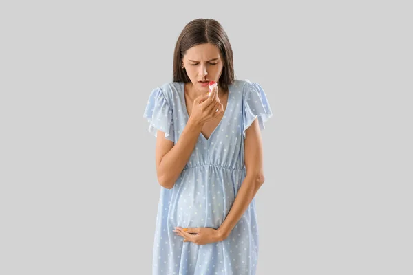 Mujer Embarazada Joven Con Hemorragia Nasal Tejido Sobre Fondo Claro —  Fotos de Stock