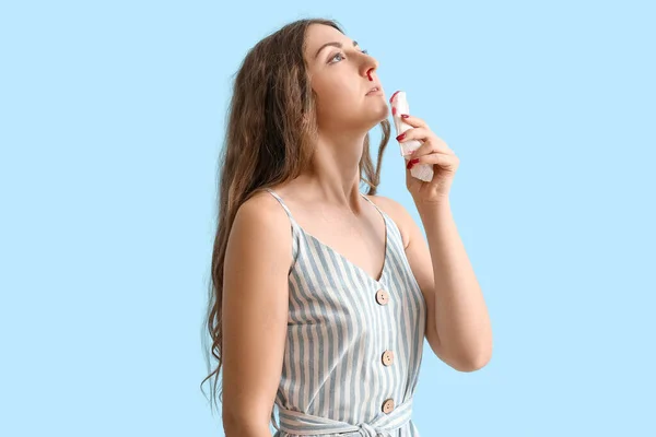 Mujer Joven Con Hemorragia Nasal Tejido Sobre Fondo Azul —  Fotos de Stock